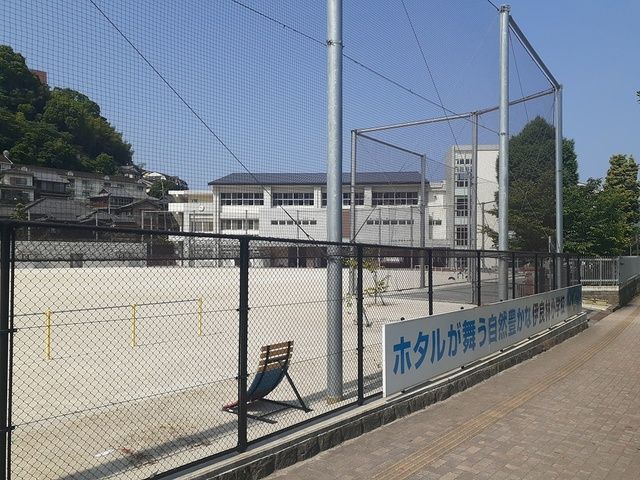 近くの小学校まで351m（徒歩5分）