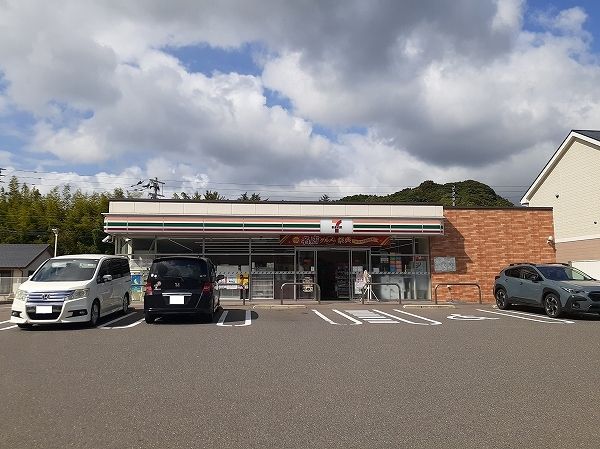 近くのセブン-イレブン伊万里松島町店まで1,000m(徒歩13分)