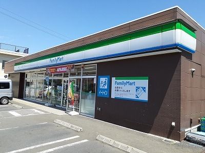 近くのファミリーマートまで450m(徒歩6分)