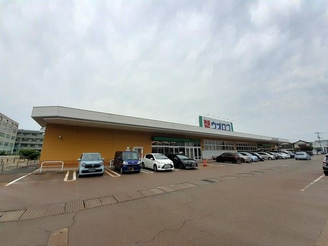 近くのウオロク興野店まで832m（徒歩11分）