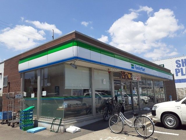 近くのファミリーマート袋井泉町店まで280m（徒歩4分）