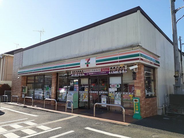 近くのコンビニまで300m（徒歩4分）