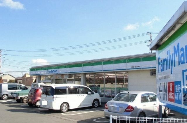 近くのファミリーマート御殿場川島田南まで210m（徒歩3分）
