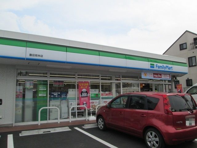 近くのコンビニまで550m（徒歩7分）