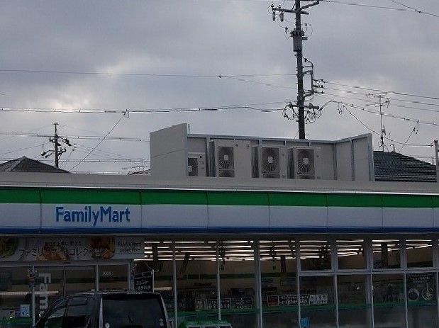 近くのファミリーマートまで200m（徒歩3分）