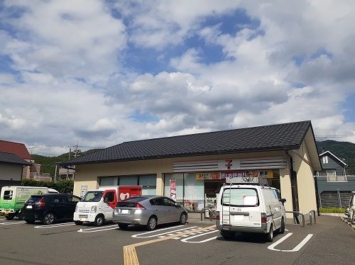 近くのコンビニまで245m（徒歩4分）