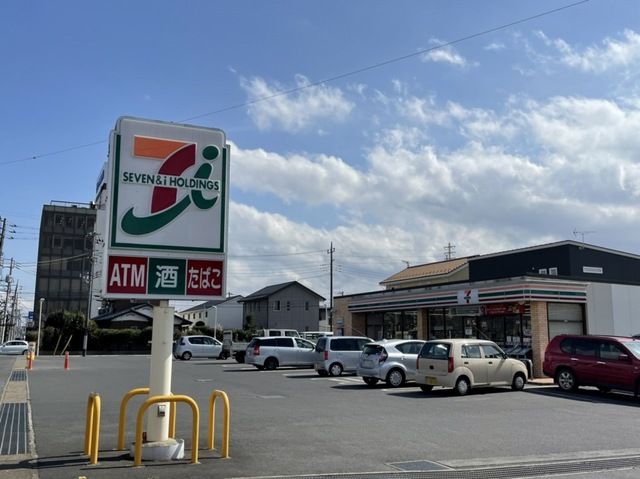 近くのコンビニまで600m（徒歩8分）