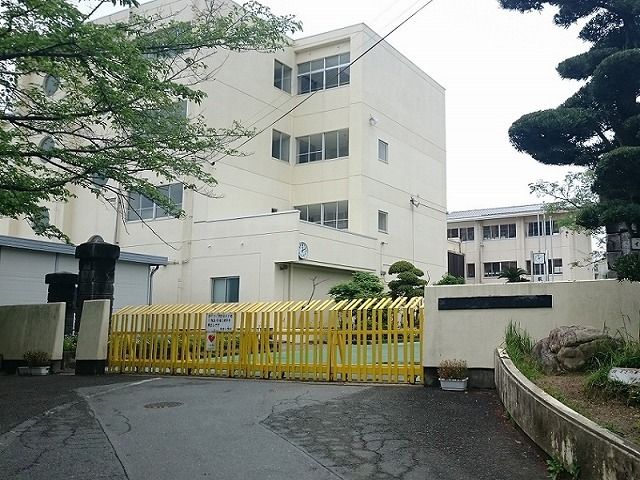 近くの市立鷲津小学校まで750m(徒歩10分)