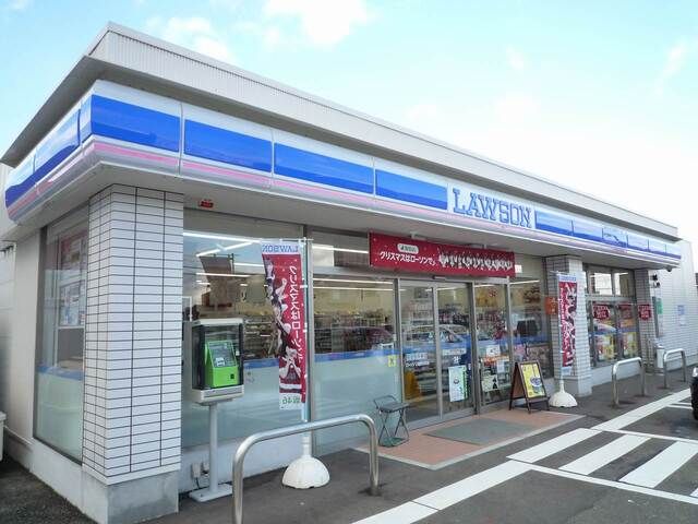 近くのコンビニまで300m（徒歩4分）
