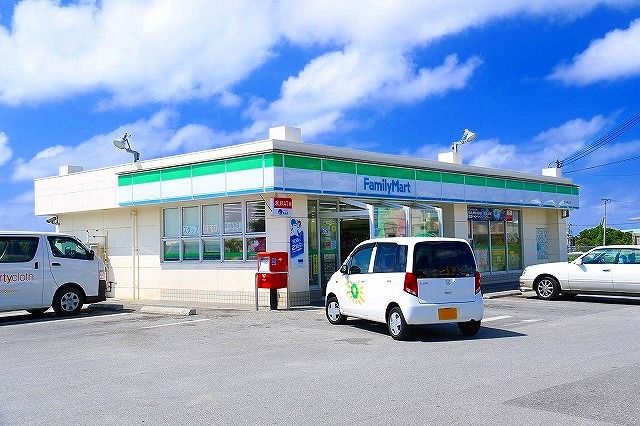 近くのファミリーマート読谷長浜店まで950m（徒歩12分）