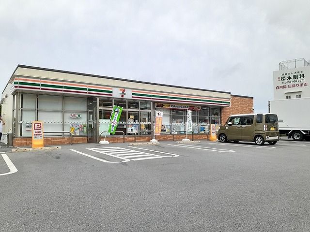 近くのセブンイレブン読谷波平店まで1,400m（徒歩18分）