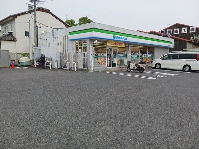 近くのファミリーマートまで560m（徒歩7分）