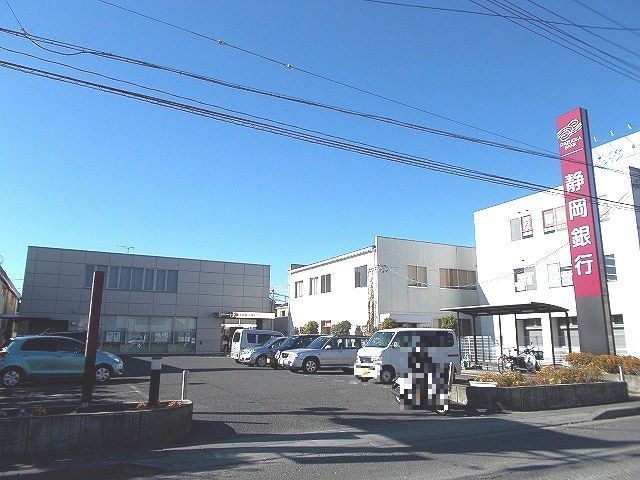 近くの銀行まで1,000m（徒歩13分）
