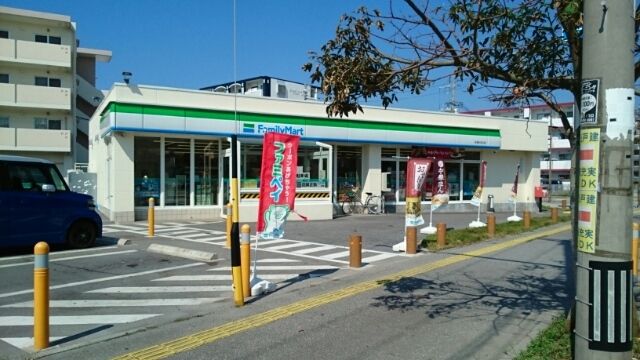 近くのファミリーマート糸満みなみ店まで750m(徒歩10分)
