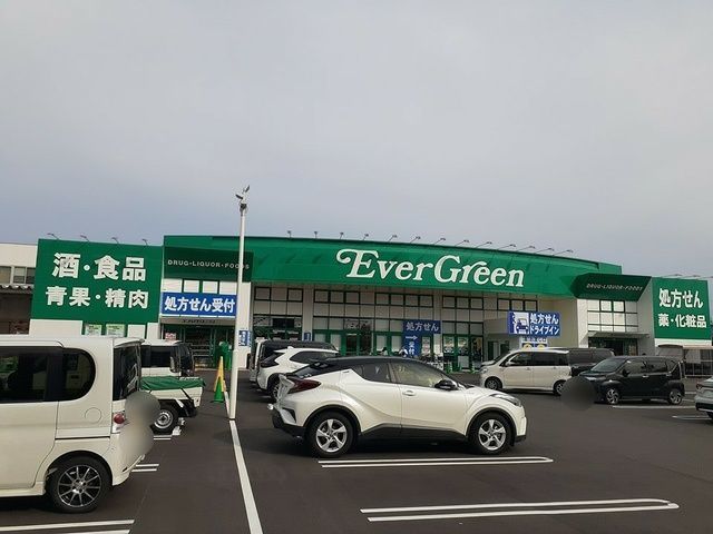 近くのドラッグストアまで600m（徒歩8分）