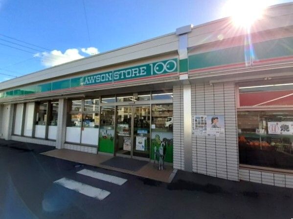 近くのローソンストア１００まで150m（徒歩2分）