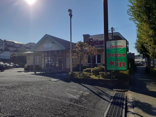 近くの飲食店まで1,200m（徒歩15分）