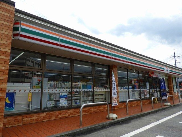 近くのコンビニまで1,200m（徒歩15分）