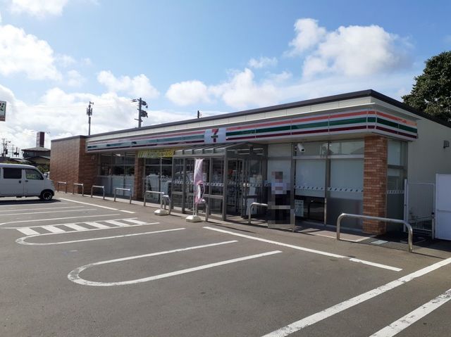 近くのセブンイレブン土崎港店まで565m（徒歩8分）