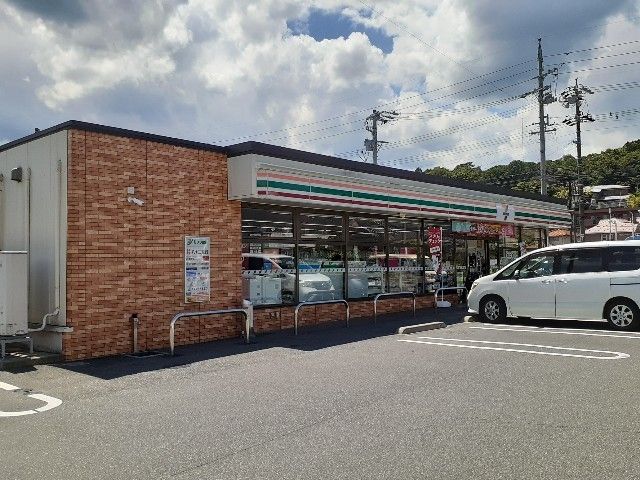 近くのコンビニまで850m（徒歩11分）