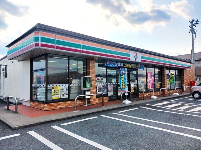 近くのファミリーマート北上黒沢尻店まで700m（徒歩9分）
