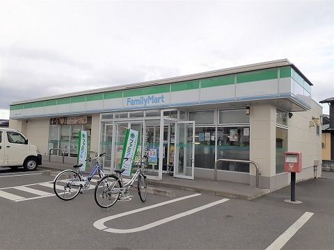 近くのファミリーマート北上黒沢尻店まで700m（徒歩9分）