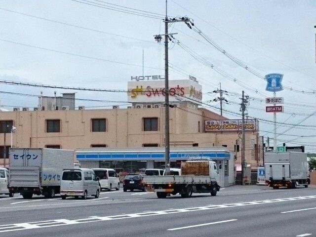 近くのコンビニまで600m（徒歩8分）