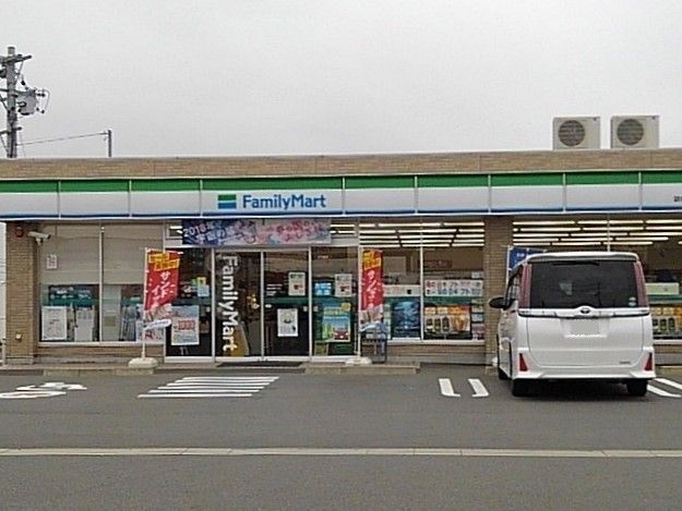 近くのファミリーマート袋井山科上店まで350m（徒歩5分）
