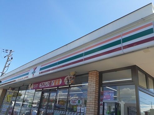近くのセブンイレブン高砂御旅1丁目店まで900m（徒歩12分）