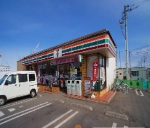 近くのコンビニまで700m（徒歩9分）