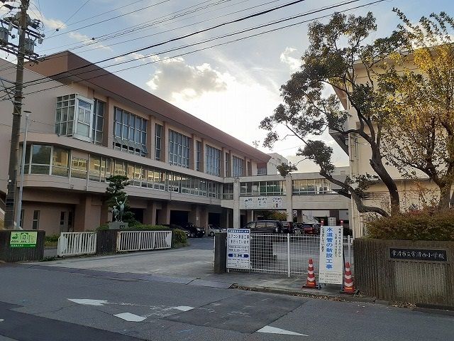 近くの常滑市立常滑西小学校まで650m(徒歩9分)