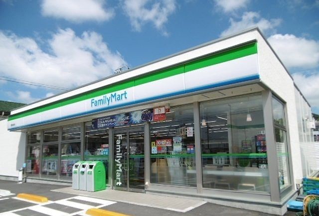 近くのファミリーマート西条三升原店まで450m（徒歩6分）