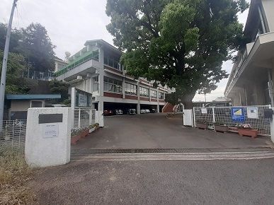 近くの坂出市立金山小学校まで1,700m(徒歩22分)