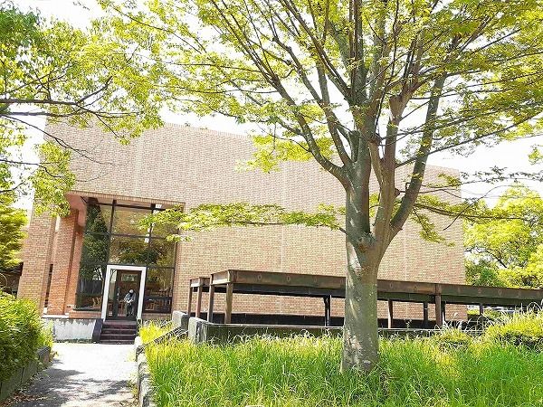 近くの図書館まで550m（徒歩7分）
