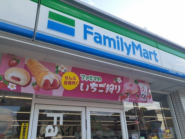 近くのコンビニまで640m（徒歩8分）