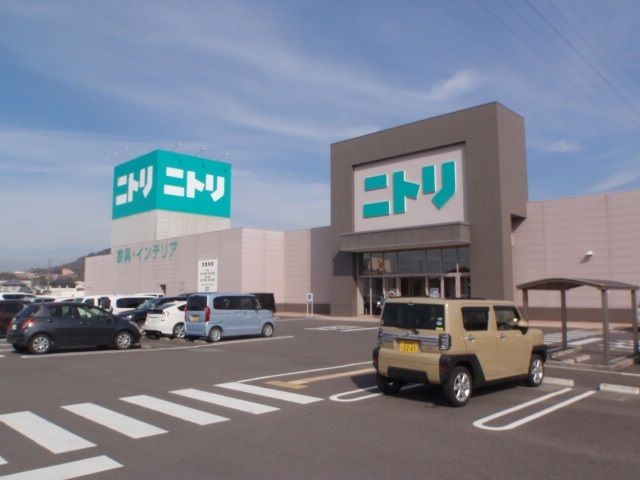 近くのニトリ丸亀店まで1,200m（徒歩15分）