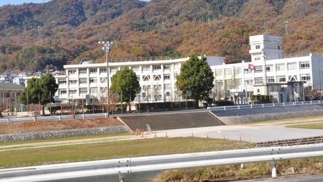 近くの中野東小まで2,600m（徒歩33分）