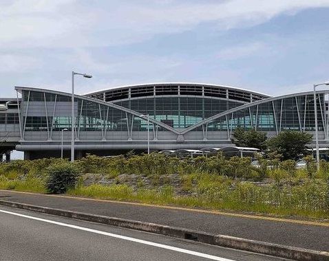 近くの新八代駅まで2,400m(徒歩30分)