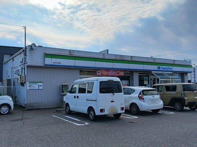 近くのコンビニまで556m（徒歩7分）