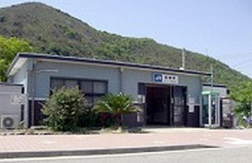 近くの坂越駅まで740m（徒歩10分）