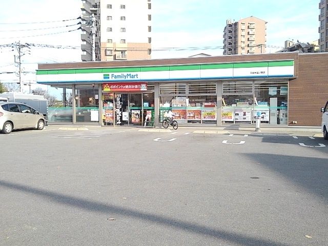 近くのファミリーマート久留米宮ノ陣店まで1,100m（徒歩14分）