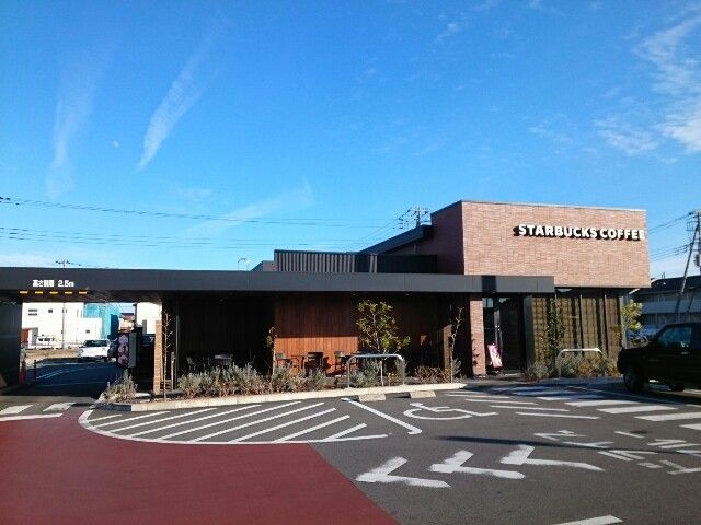 近くのスターバックスコーヒー上中居店まで1,400m（徒歩18分）