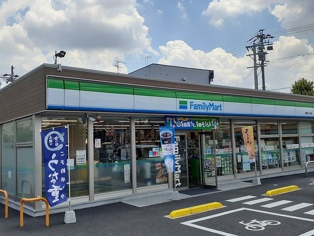 近くのファミリーマートまで350m（徒歩5分）