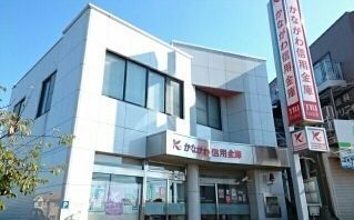 近くの銀行まで2,600m（徒歩33分）