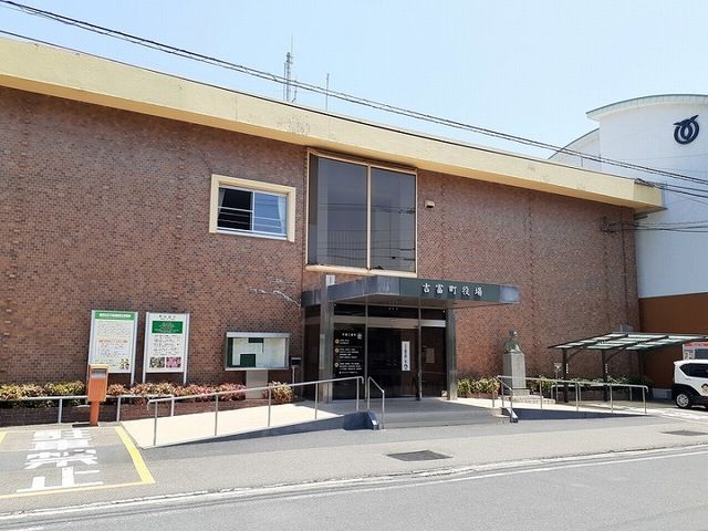 近くの吉富町役場まで800m（徒歩10分）