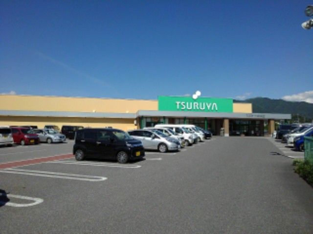 近くのツルヤ一本木店まで500m（徒歩7分）