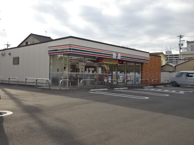 近くのセブンイレブン　本町３丁目店まで220m（徒歩3分）