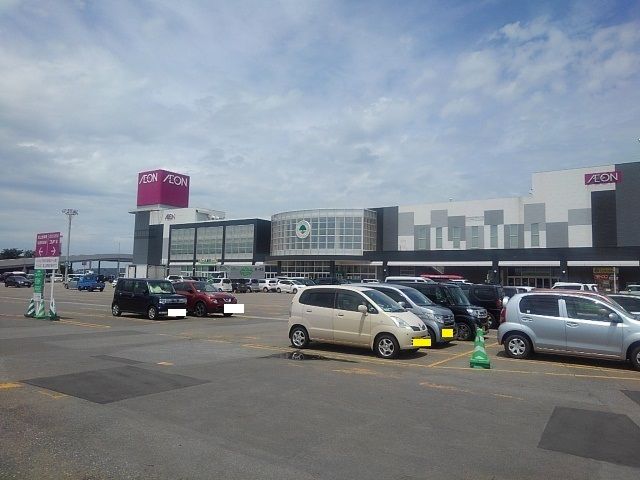 近くのイオンモール三川まで3,300m（徒歩42分）