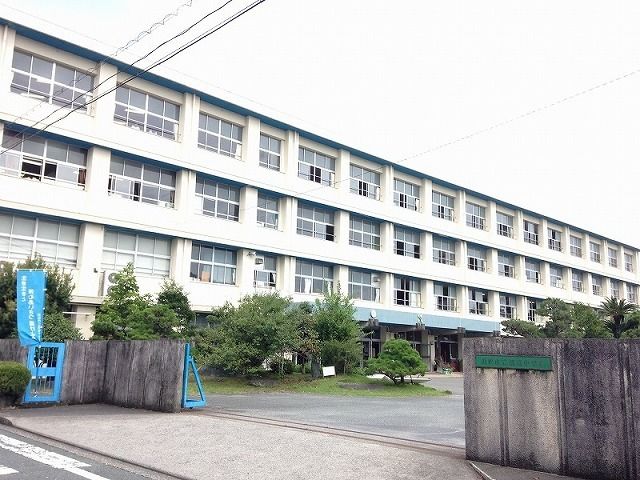 近くの浜松市立清竜中学校まで710m（徒歩9分）