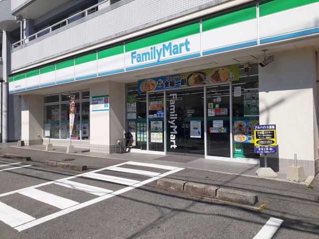 近くのコンビニまで270m（徒歩4分）